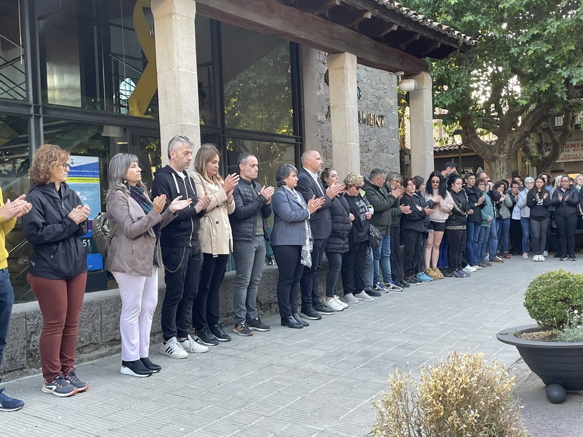 pratsdellucanes's tweet photo. ⚫️ Centenars de veïns i veïnes de #PratsdeLluçanès han participat aquest vespre en l'acte de rebuig al feminicidi de l'Arantxa. El govern local, els regidors i el poble han fet costat als familiars i amics de la víctima amb la lectura d'un manifest i un minut de silenci. https://t.co/rYBMQKX0h1