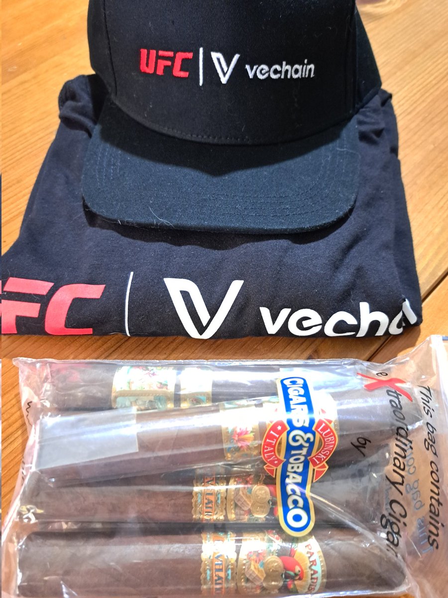 Transbenderhot1's tweet photo. Knock!
Knock!
Knock!               👊👊👊

@vechainofficial 
@worldofv_art 
@VeSeaOfficial 
@StonerPunksNFT 
@PepePlugNFT 
@SecretEscapeNFT 
@TucanTribe https://t.co/fUib3O2yz3