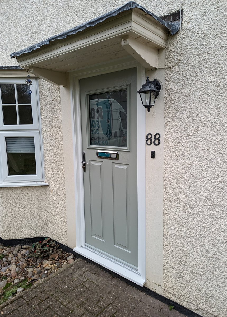A prominent Painswick Sterling Solidor with Park Lane Bespoke glass design alongside the secure Ultion Cylinder fitted in #LetchworthGardenCity
Message us for a FREE No Obligation quote!
 @Solidorltd @Ultionlock  @Ultionandsweet #ultion #solidor #homeimprovements  #compositedoor