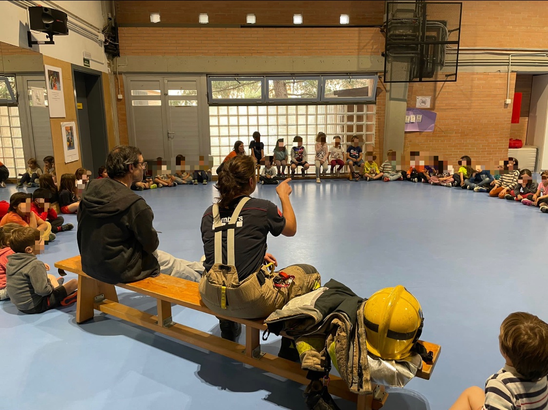 ECollserola's tweet photo. Avui els infants d’I5 han rebut la visita d’una bombera i un ballarí. Seguim tencant estereotips 💪🏾👌🏾!!
#escolacollserola #coeducació #trenquemestereotips #santcugat #comunitatpetits https://t.co/FpbtcKS895