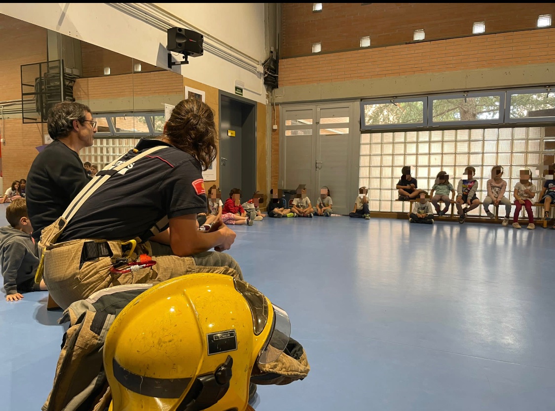 ECollserola's tweet photo. Avui els infants d’I5 han rebut la visita d’una bombera i un ballarí. Seguim tencant estereotips 💪🏾👌🏾!!
#escolacollserola #coeducació #trenquemestereotips #santcugat #comunitatpetits https://t.co/FpbtcKS895