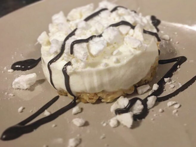 And just to get you in the mood for the release of the new @slimmingworld #lemondrizzle #hifi bar next week 
🍋 Lemon Cheesecake 🍋
Used 1 new lemon drizzle hifi (melted in the mic for 10 secs and pushed into a scone cutter.
Topped with quark Sweetened… instagr.am/p/CsUI4XrIDAH/