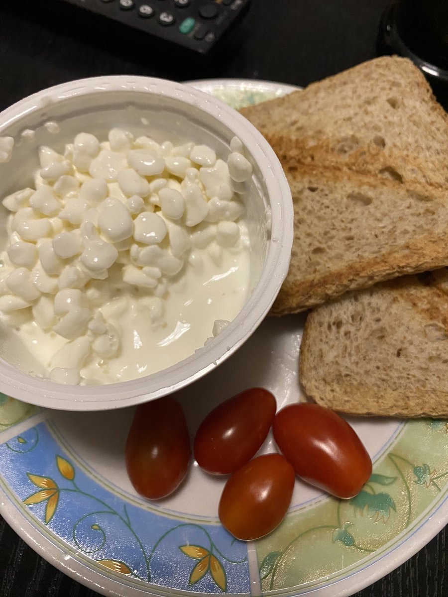 aleksoa's tweet photo. A kolacja to serek wiejski, 2 kromki chleba tostowego pełnoziarnistego i pomidorki koktajlowe - razem  375kcal https://t.co/I3LxkpTN42
