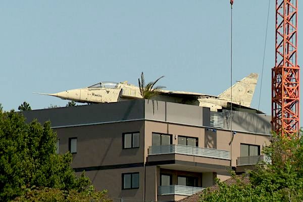 [On en parle] Un avion sur le toit d'un immeuble privé à  Donville-les-Bains (Manche) 🤔 !
L'engin - un avion de chasse Jaguar démilitarisé depuis 1996 - a été déposé grâce à une grue par un passionné d'aviation, propriétaire de l'immeuble bit.ly/43jRTTd #avgeek #Jaguar