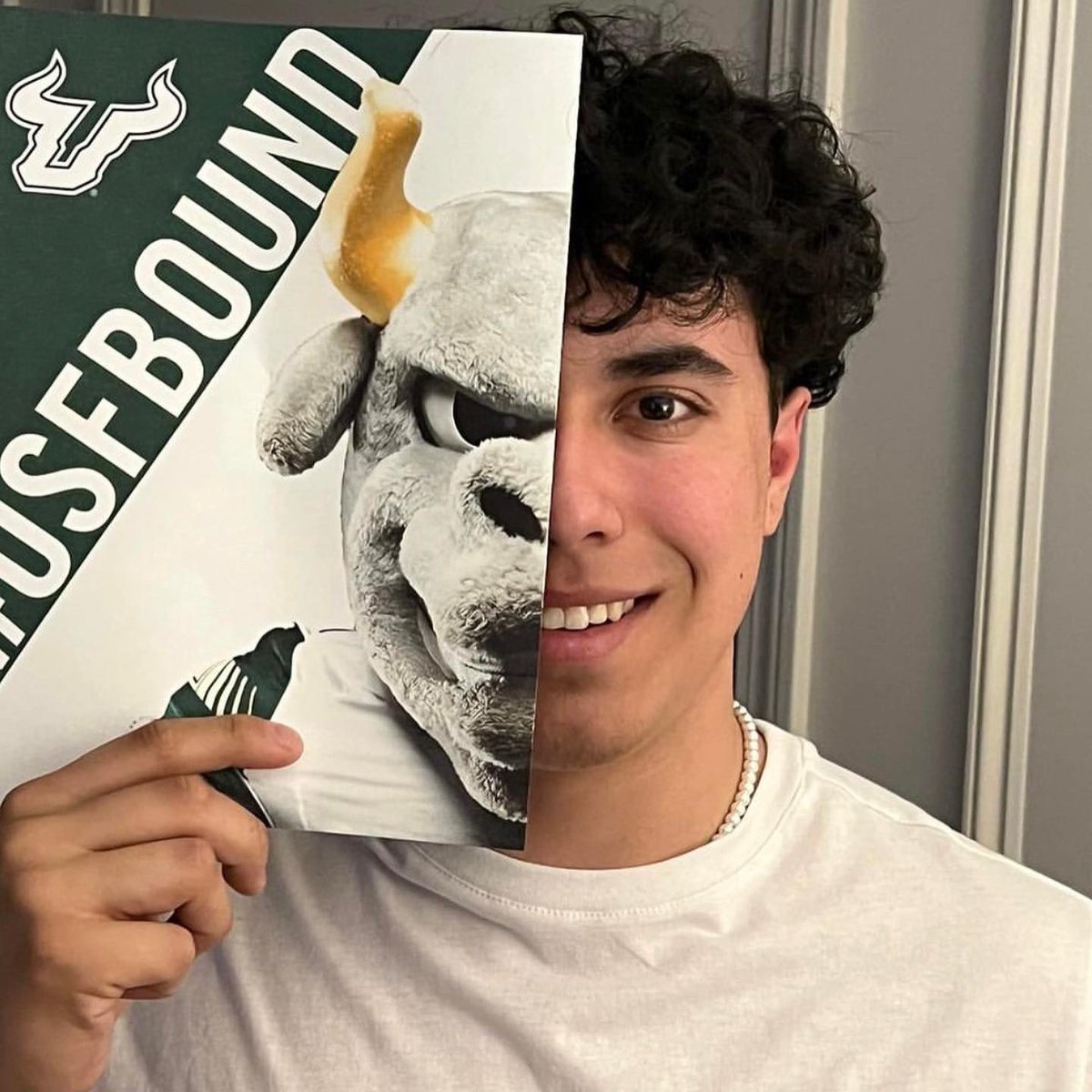 USouthFlorida's tweet photo. Horns up if you’re #usfbound 🤘 https://t.co/kJY93o2jWt