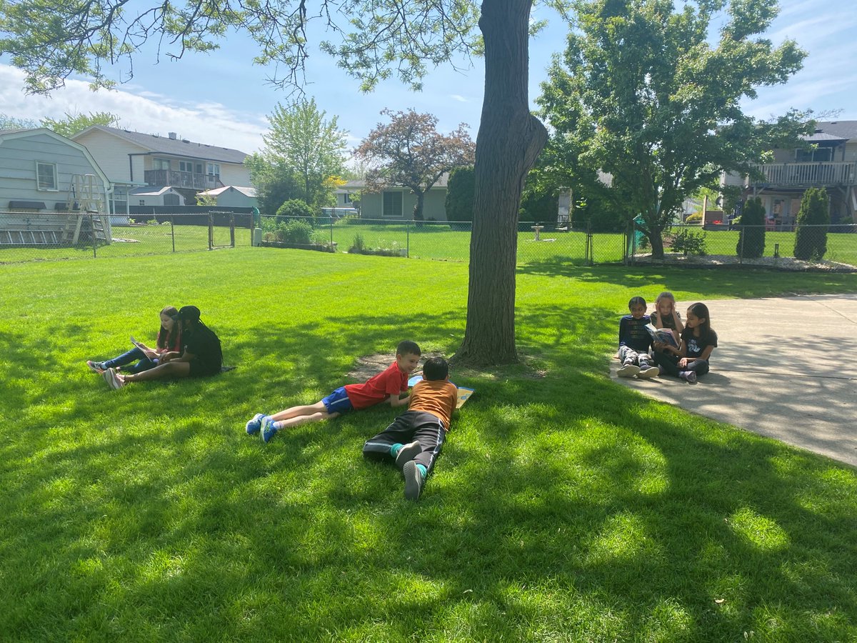 MrsProkuski211's tweet photo. R is for Reading! We had some relaxing reading time outside. https://t.co/0iKWQqsZMa