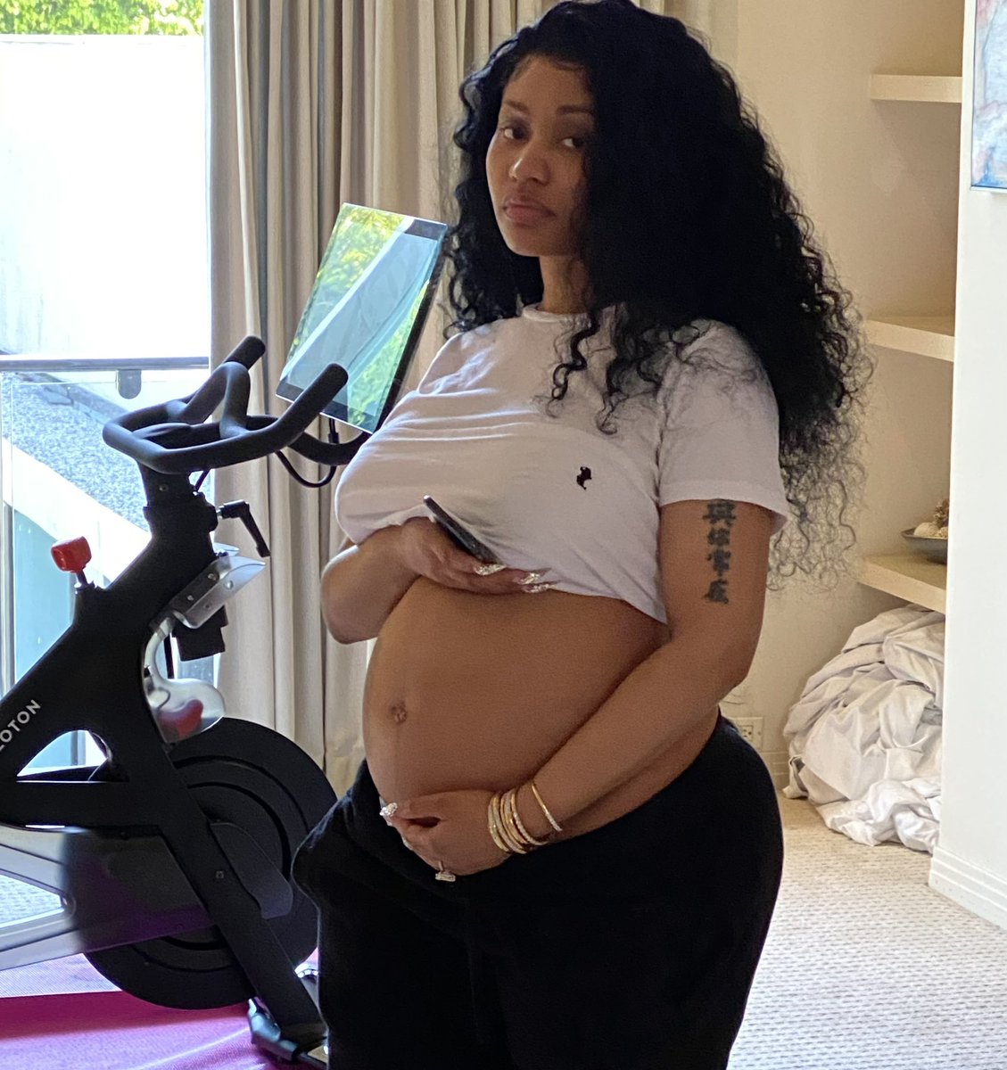 JAYTEAMINAJ's tweet photo. This photo of Nicki being pregnant with Papa Bear just gives me joy 😊💕 https://t.co/6YrlPUjoJg