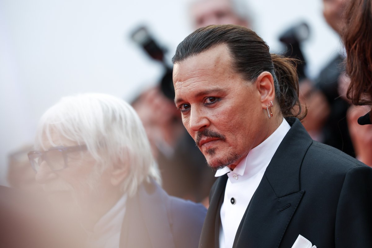 etnow's tweet photo. Johnny Depp was met with praise from fans outside the Palais des Festivals as he returned to#Cannes2023 for the premiere of his film ‘Jeanne du Barry.’ https://t.co/IHRPQpHQFP
