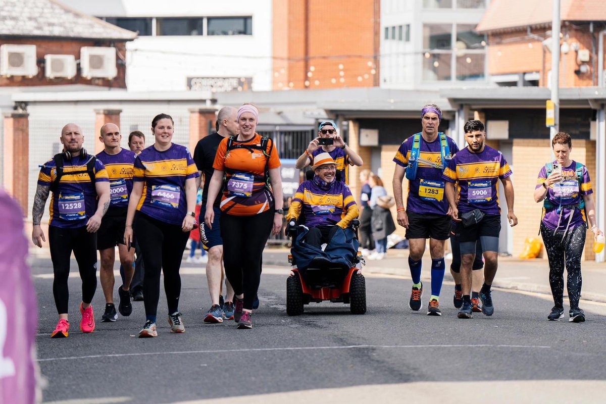 One of my favourite moments from Sunday #TeamFlatt approaching the start line of the Rob Burrow Marathon ..we will not be beaten @IanFlattTDM @clarkemartyn1 ..where you hiding @ClaireLang1 #MNDAwareness 🧡💙@LDShospcharity