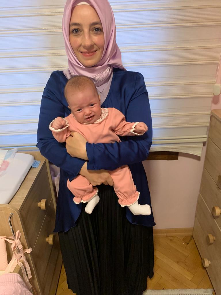 Siz eşiniz, çocuklarınızla evinizde rahatsınız.
Ama biliyor musunuz?

Bugün bir bebek ve anne daha hapishaneye girdi, ilk geceleri!!!

Daha 10 aylık bir bebek!

Anne Şadinaz Yaşa Yılmaz.
Bakırköy kapalı ceza infaz kurumu

Suçlama BankAsya vb.

Zulüm, bebek ağlaması da dinlemiyor!