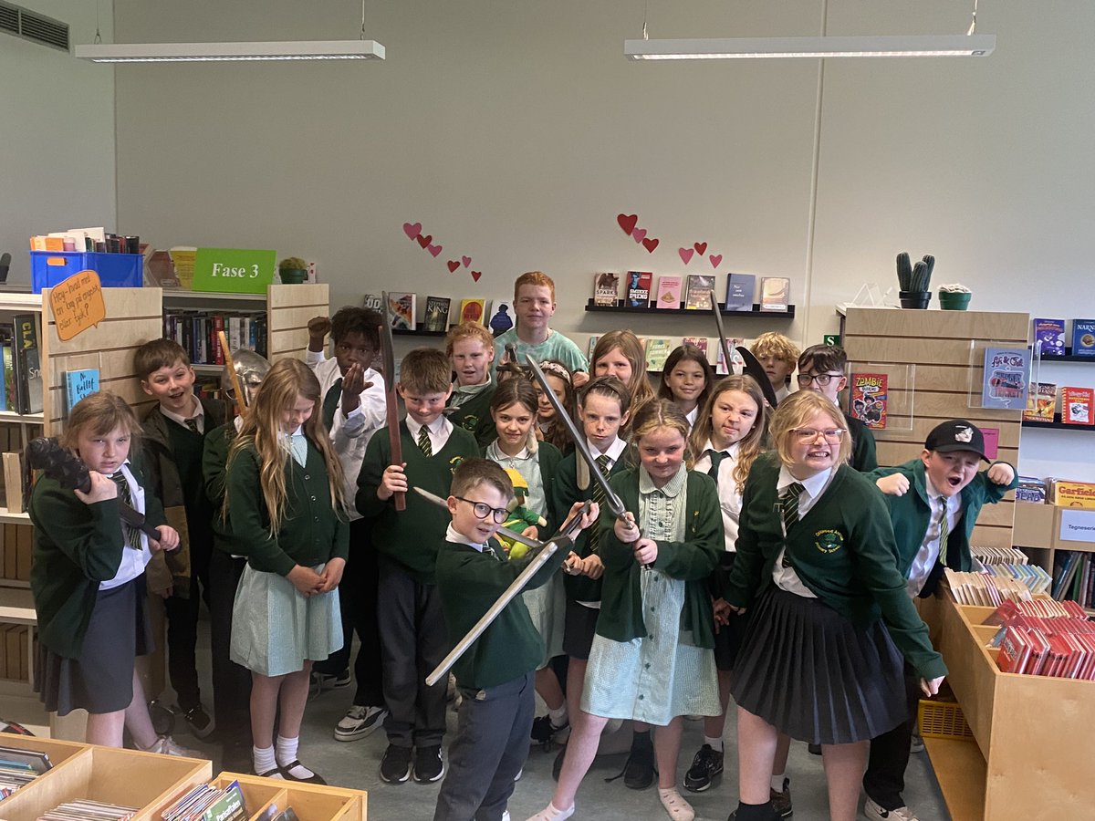 OakyDenmark's tweet photo. We were lucky enough to meet Tor, a student from school who is an expert in all things Viking! Tor showed us some of his amazing equipment, which he uses during Viking battle re-enactments! @TuringScheme_UK https://t.co/tcBzkX9xCi