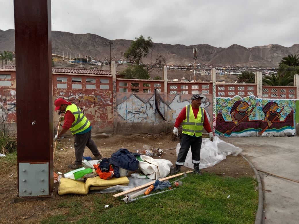CarabMicc's tweet photo. Tras recibir denuncia @CarabMicc 3ra. Comisaría #Antofagasta coordinó con Seguridad Ciudadana y Aseo @AntofagastaMuni recuperación de espacio público aledaño a colegio. Además, visita JJ.VV. N°8 Favorecedora para difundir prevención de delitos y autocuidado. #CarabinerosdeTodos https://t.co/jZpP2L6oG4