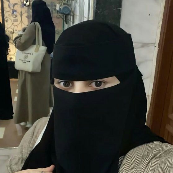سيدة اعمال سعودية
ثرية جدا جدا 
ارملة عمرها  ٤٢
وزنها ٦٩ طولها ١٦٨
لون البشرة بيضاء جميلة 
مقبولة عندها فيلا ملك 
ترغب بزوج جاد وصادق ماتهمها الجنسية بدون شروط وطلبات