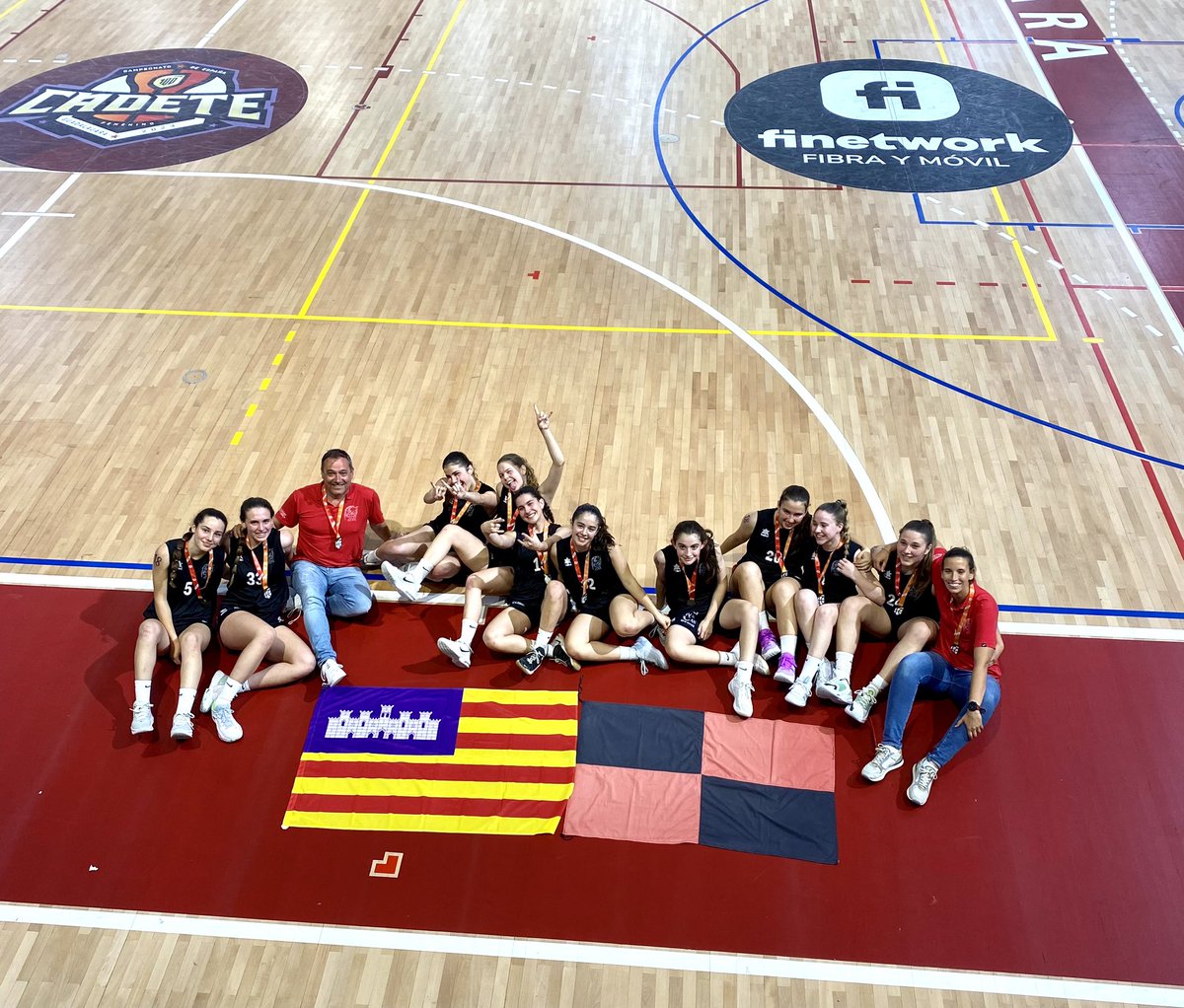 BasquetPollensa's tweet photo. 🥹Les cadets posen punt i final a la seva participació al Campionat d’Espanya amb un gran partit davant el @GKesb (76🆚51). Molt ben competit, nines. Orgull de poble. #WeTheNorth ❤️🖤 https://t.co/HHq2CCHmrw