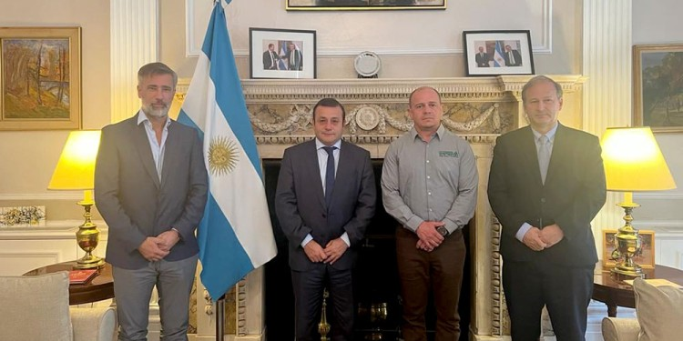 #EnFoco El Gobernador <a href="/herrerayflia/">Oscar Herrera Ahuad</a> gestiona nuevos mercados para el sector productivo misionero en Estados Unidos economis.com.ar/herrera-ahuad-… <a href="/FAIMAargentina/">FAIMA</a> <a href="/romanqueiroz/">Román Queiroz</a>