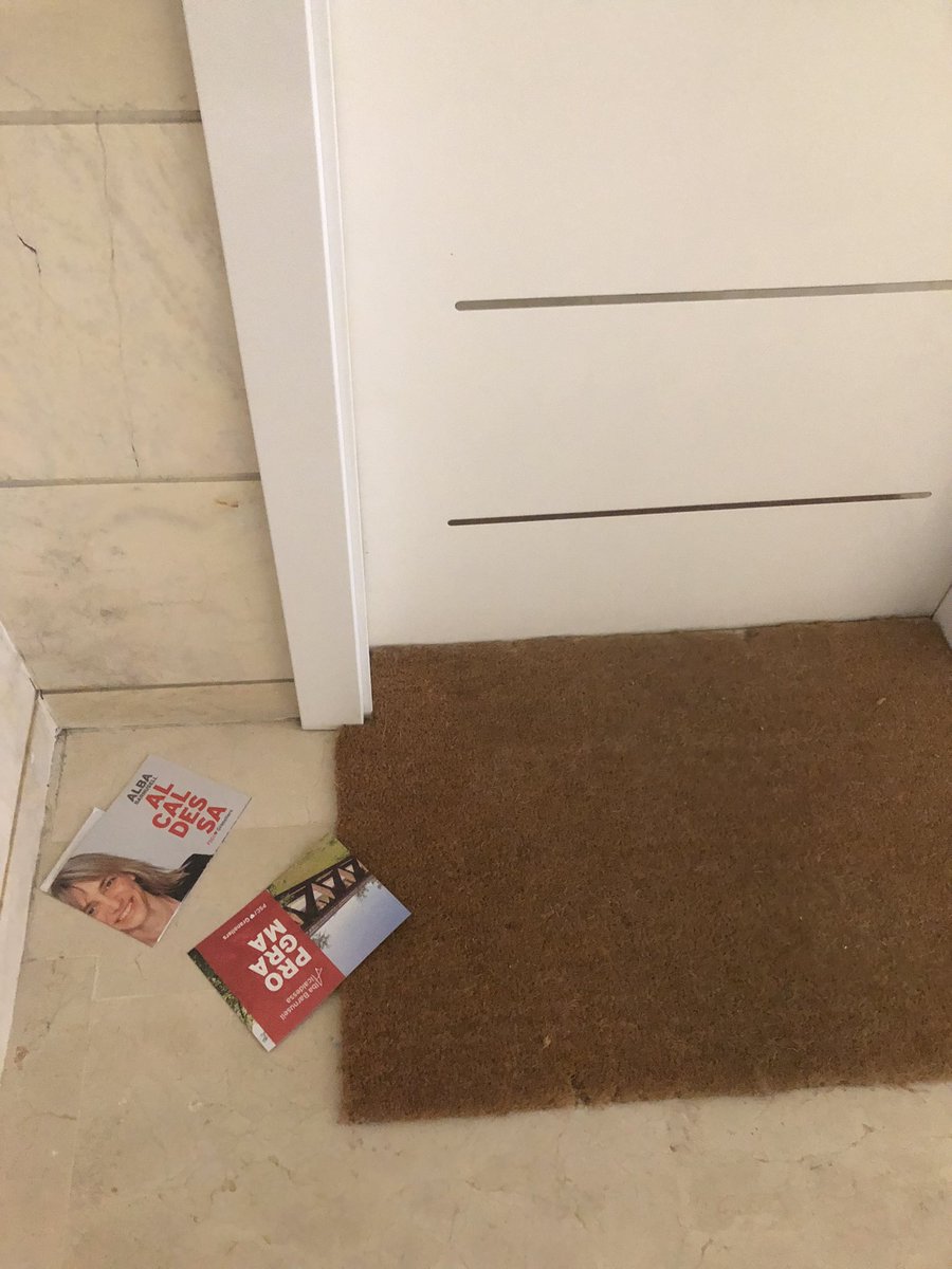 ArqueraPantera's tweet photo. @pscgranollers cal? A la porta d’entrada de la comunitat tenim una bústia per al correu comercial. I a males… tenim una bústia per a cada pis. Jo això ho sento com un atac a la meva intimitat. https://t.co/f06v7fUCGc