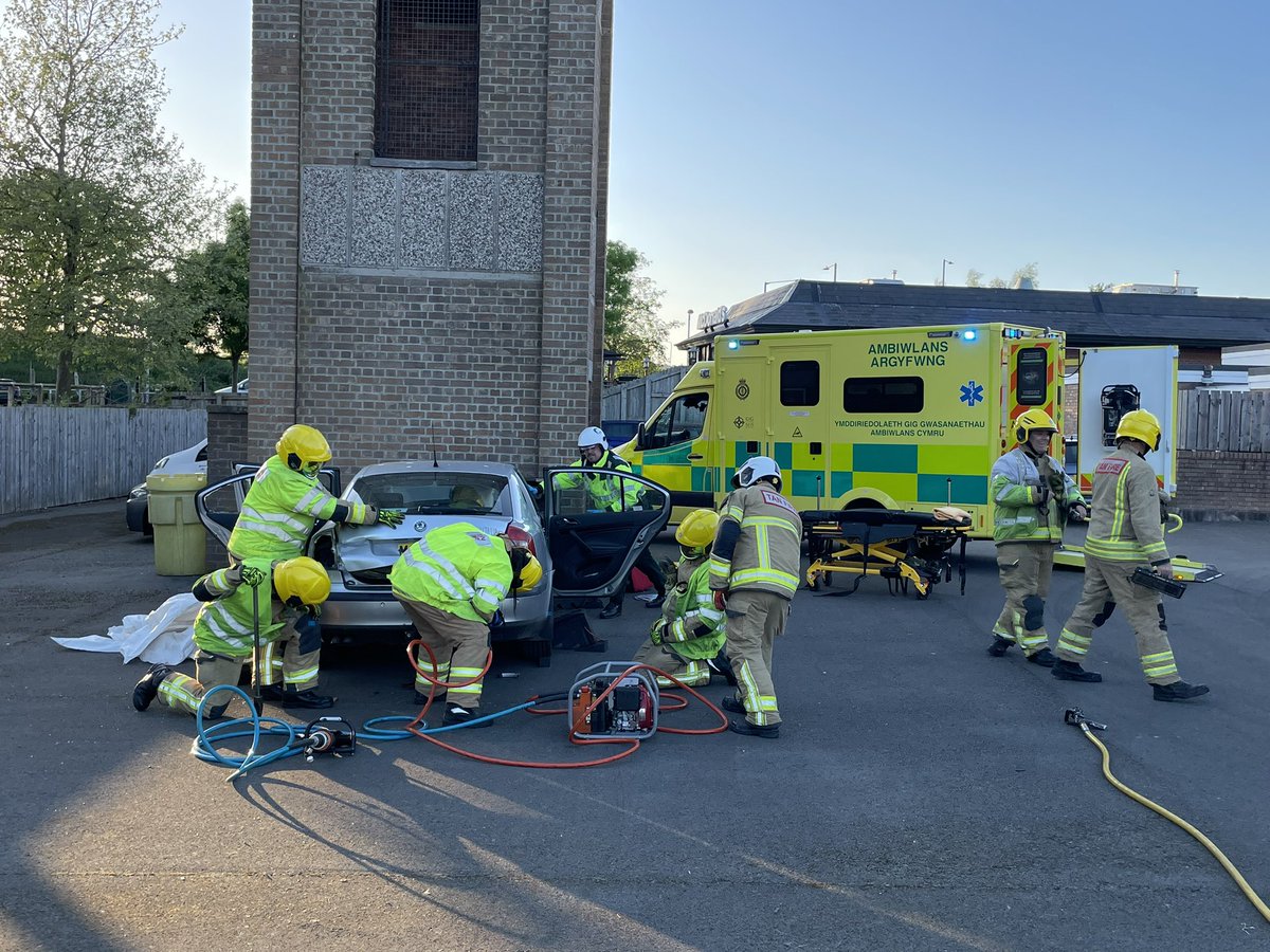 ianbinnington's tweet photo. Great night RTC training with Mold Fire Station Crews and Wrexham &amp; Flintshire EMS staff. Fantastic Multi-Agency working @NorthWalesFire @Matjhealy84 @MarkandFfi @WelshAmbulance @jasonkillens @brynmt1971 @AndySwinburnQAM https://t.co/qTnDlpcwYP
