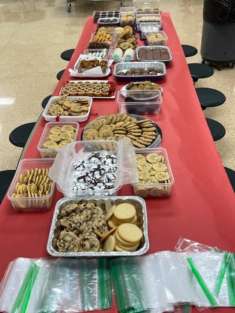evgmiddleschool's tweet photo. The Vikings enjoyed one reck of a Cookie Buffet this afternoon. Thank you to all who donated cookies for our student appreciation week. We had a whopping 158 dozen to choose from! https://t.co/mkHHmVkim2