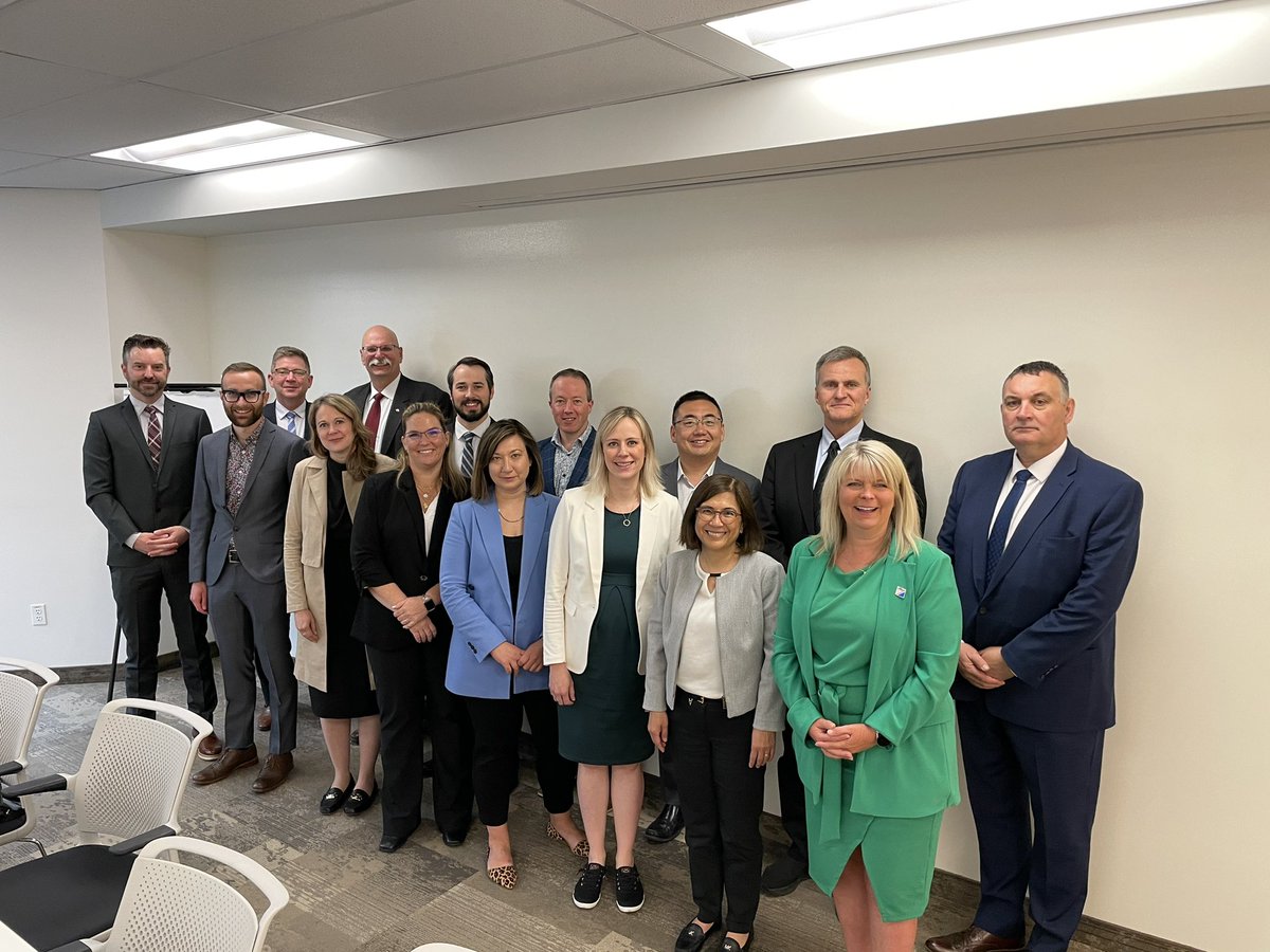 Today I am in Ottawa with a delegation from the Edmonton Metro Region to discuss opportunities and challenges with the federal government. Our region is diverse and excels at collaboration.

#cdnpoli #yeg #OurRegionOurFuture #yegmetro
