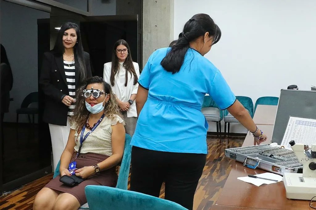Asimismo, la Mag. Gladys María Gutiérrez Alvarado, supervisó un operativo de atención primaria en salud visual, en el cual fueron atendidos trabajadores/as, quienes verificaron el estado de su visión, para ordenar la realización de lentes correctivos en caso de ser necesario