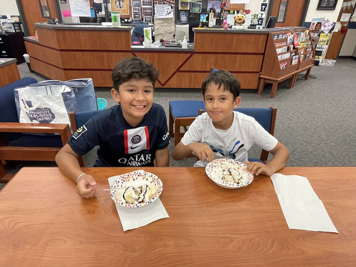 MrCMattern's tweet photo. A special thanks to @mlhcole for encouraging her kids to read the TX Bluebonnet books @DeretchinCISD in @CISD_Libraries. I also want to thank my awesome volunteers for helping serve the yummy treats. 2/3 https://t.co/RwLOMA4LyQ
