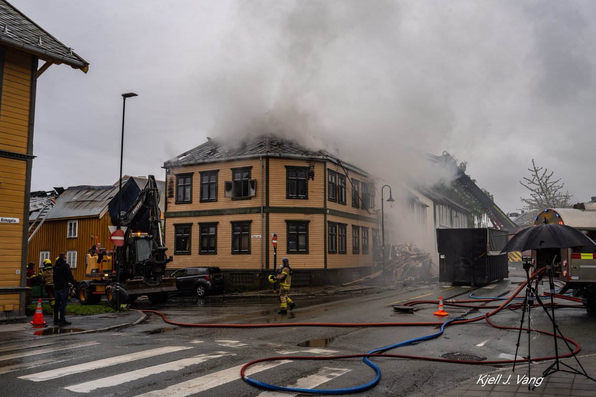 Det er lite jeg frykter mer enn brann. I dag ble en trist dag. To bygninger brant, bl.a. byens eldste bygning t.v. for hjørnebygget, begge freda av Riksantikvaren, som resten av trehusbyen Levanger. Heldigvis ingen liv tapt, men folk mista heimen sin. Og byen mista litt historie.