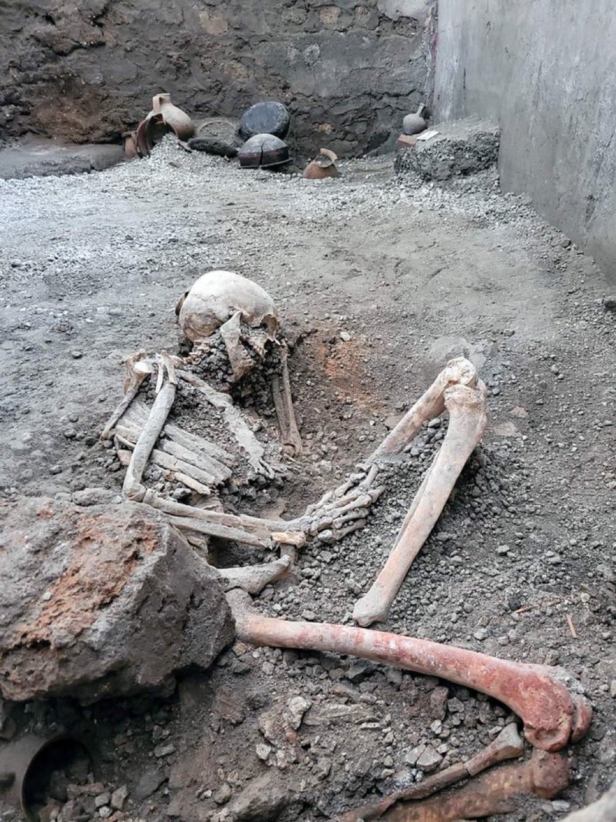 doctroptard's tweet photo. Les squelettes de Pompei n’en finissent pas de parler… https://t.co/mQBtX8IASK