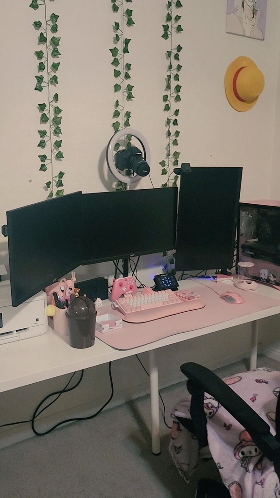 Mewspeak2's tweet image. Update: I finally fixed all those crazy wires!! I have like 3 on the loose and some from the camera, im waiting on fhe velcro straps from Amazon 😁🩷 
#ONEPIECE
#gameroom #pinkpcsetup