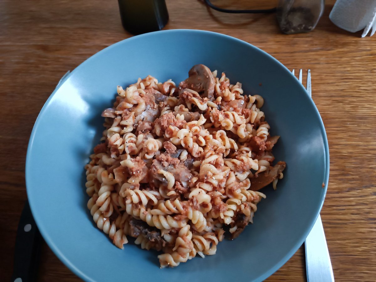 VincentVelia1's tweet photo. Allez j'ai envie de plus m'exprimer une de mes passions donc une fois par semaine je vais partager un plat que je fais. N'hésitez pas à faire des retours pour que je m'améliore. Semaine 1 du #FoodoftheWeek : Farfalles au thon, champignons de paris et sa sauce Tomates/Curry 🤤 https://t.co/tvb0BrnHDF