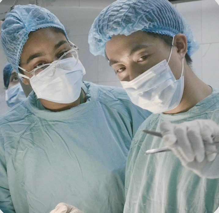 TNLAforstudents's tweet photo. Getting to shadow skilled surgeons right there in the operating room 😎 >>>>> #FutureDocsAbroad https://t.co/WnQWNSHbqA