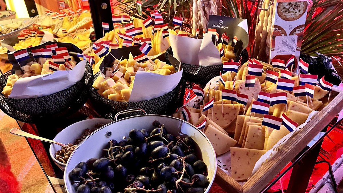 NLinKSA's tweet photo. We’re proud to have a bit of the Netherlands in #SaudiArabia this evening! Visitors of our King’s day are enjoying Dutch specialties, flowery sceneries, and the breathtaking performance of Dutch singer Hind Laroussi 🇳🇱🇸🇦 https://t.co/2KetBZZbqv