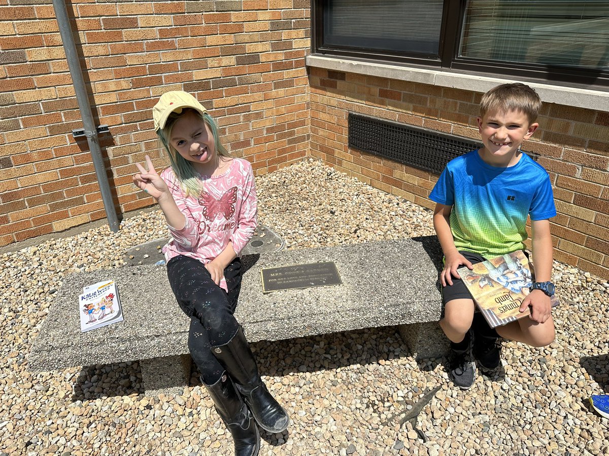 MrsKellyTwarog's tweet image. Read outside day! We couldn’t have asked for better weather. ☀️ 😊 📚 #TeamCampi