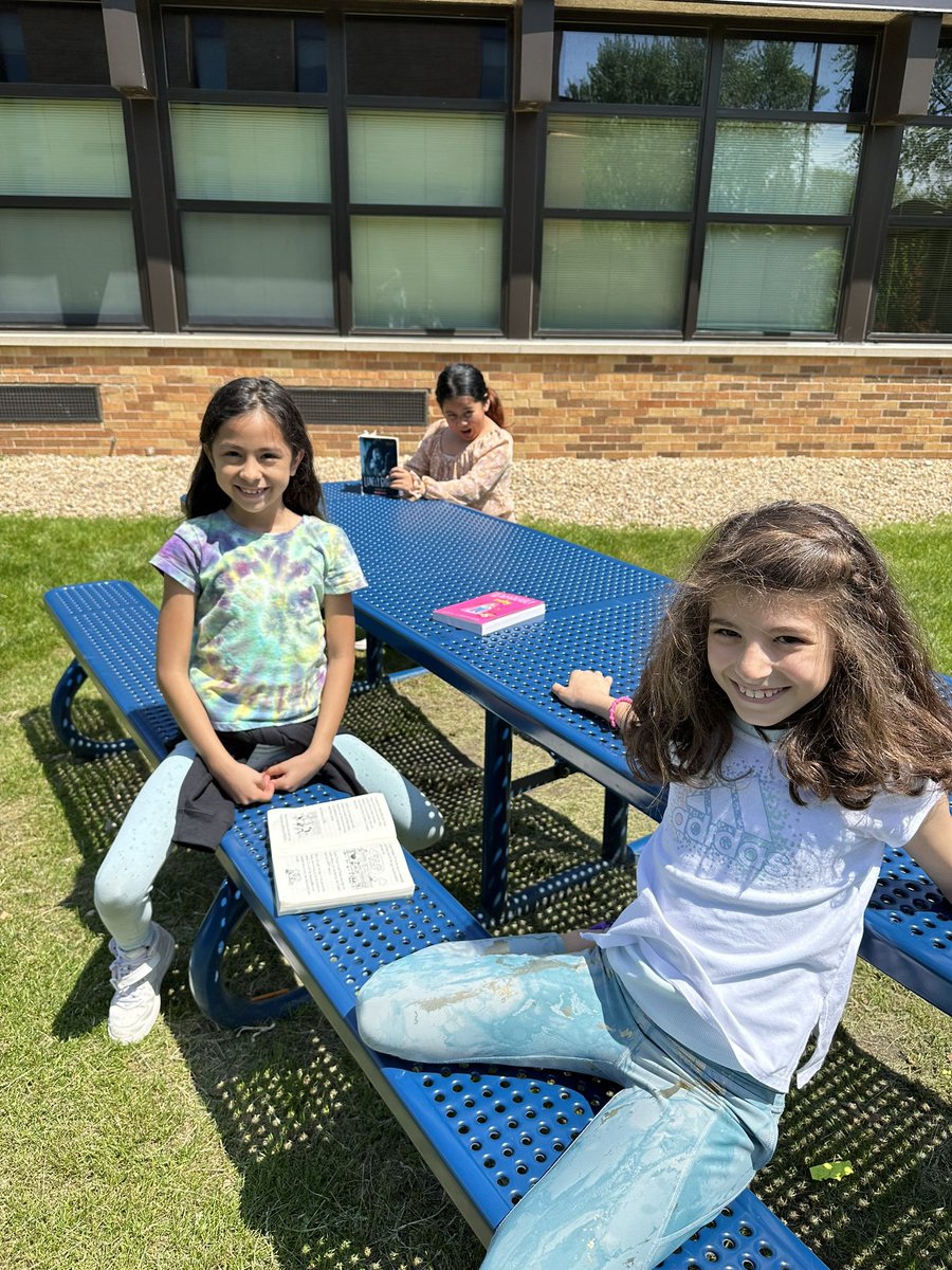 MrsKellyTwarog's tweet image. Read outside day! We couldn’t have asked for better weather. ☀️ 😊 📚 #TeamCampi