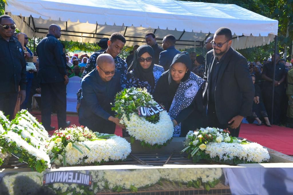 Motive_Tv_'s tweet photo. Naibu waziri wa Utumishi @ridhiwankikwete akiwa ameongozana na Wadogo zake wakiweka shada la maua katika kaburi la Marehemu Benard K. Membe waliposhiriki shughuli za mazishi yake leo huko Chiponda,Lindi.
#RIPMembe https://t.co/dqnKuEYIyY