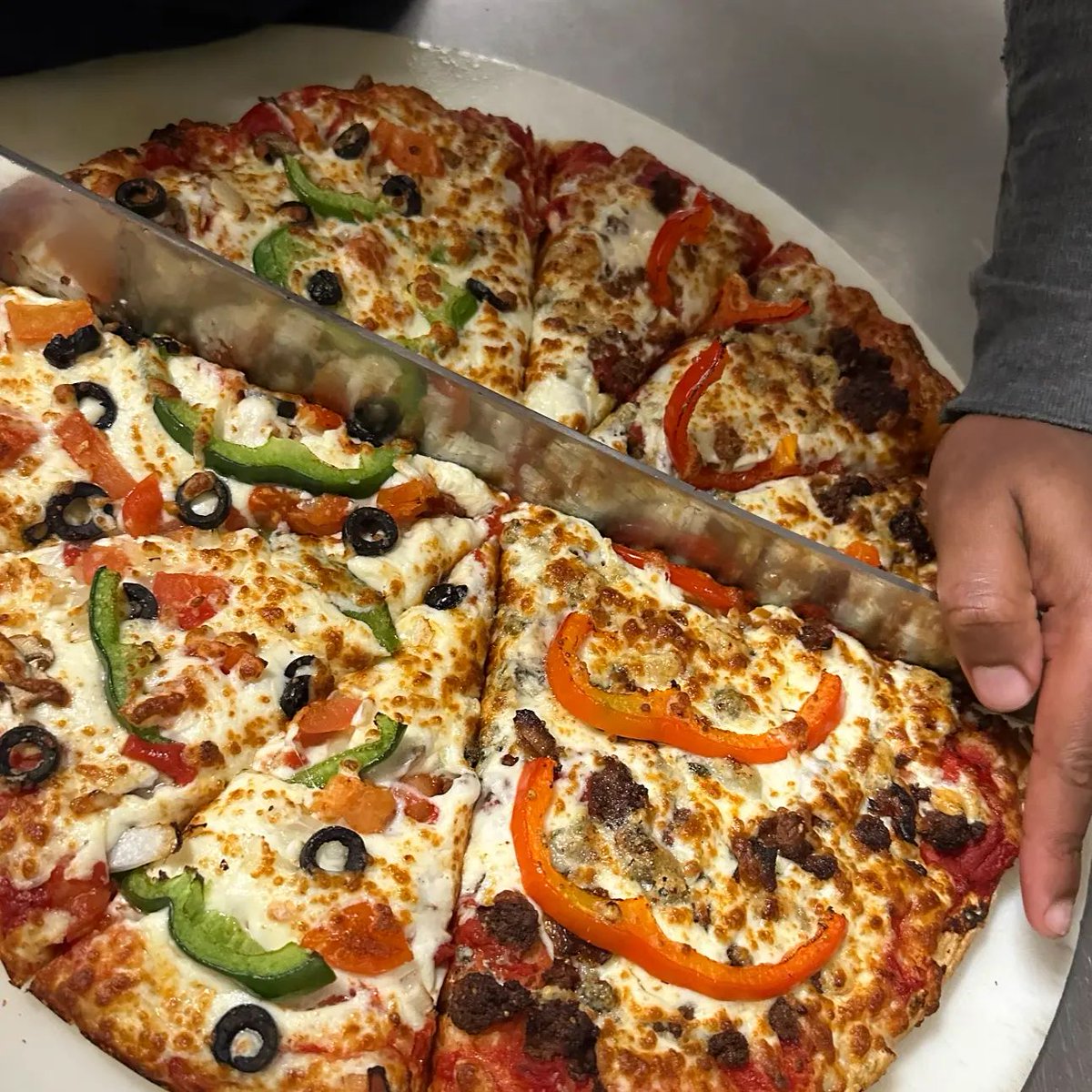 MoesLacombe's tweet photo. 😋🍕 𝐎𝐔𝐑 𝐏𝐈𝐙𝐙𝐀𝐒 𝐇𝐀𝐕𝐄 𝐀 𝐏𝐇𝐃: 𝐏𝐈𝐙𝐙𝐀 𝐇𝐎𝐓 &amp; 𝐃𝐄𝐋𝐈𝐂𝐈𝐎𝐔𝐒!🎓🍕 #SmartPizzaChoices #HECKYEAH #PizzaFacts #MoesLacombe https://t.co/fxQI1h9hkJ