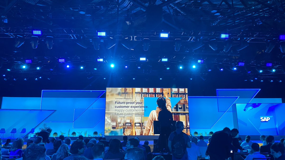 Full keynote theater waiting for @thsaueressig and @JuerMueller at #SAPSapphire