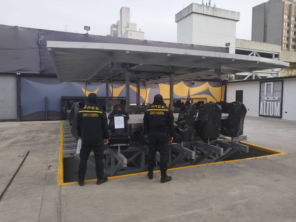 latablablog's tweet photo. #NiConGrúa La #PNCC ejecutó ayer “aseguramiento” de instalaciones de ALTUM, un restaurante en una plataforma elevada con grúa hasta 50 m. Con capacidad para 25 comensales y 8 empleados el emprendimiento ofrecía u
menú de 140-180 $$. Su propietario oficial es Nelsy Blanco Gil. https://t.co/k1Wo8ZZ0Hs