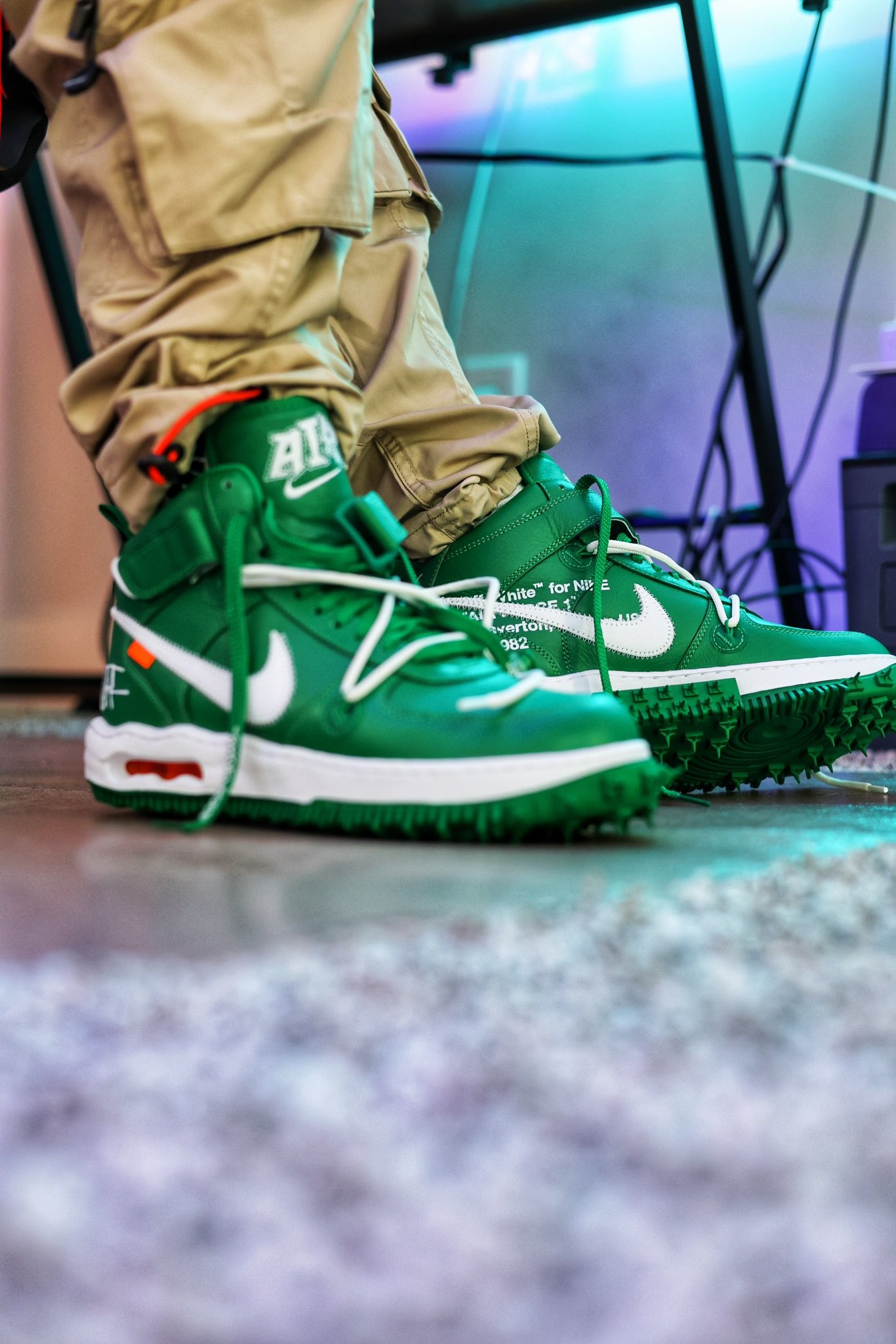 Guy on X: 2nd Pair of the day for @key2ursole 's  #kickingthroughmentalhealth - UN-DS'ing the Off White Air Force 1 Mid “Pine  Green” in the filming room - the place I'm