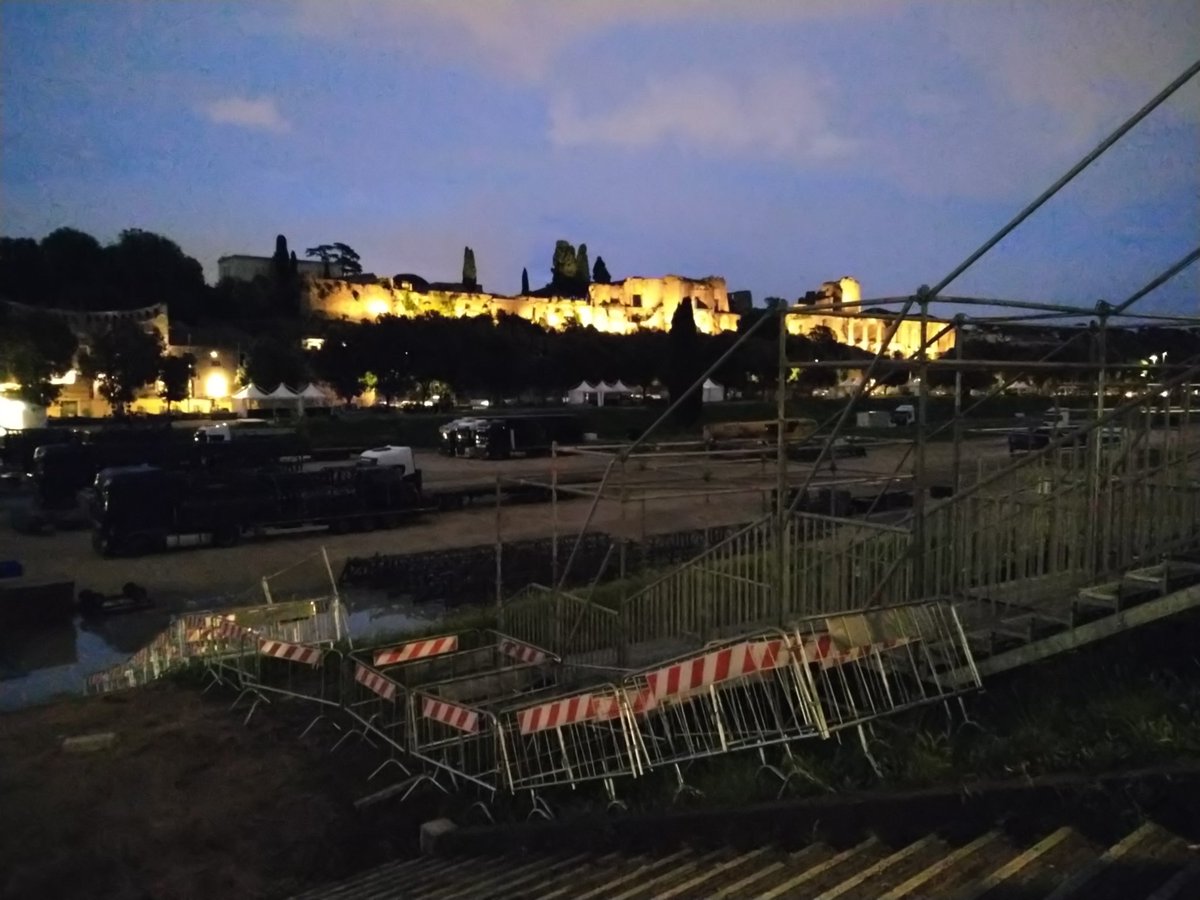 flrskkrmn's tweet photo. Circus Maximus in Rome, in de oudheid de plek voor wagenrennen, komende zondag tijd voor Amerikaanse rock. De voorbereidingen zijn al begonnen: hekken, tenten, vrachtwagens. #Springsteen #springsteenontour https://t.co/Opn3agVYlJ