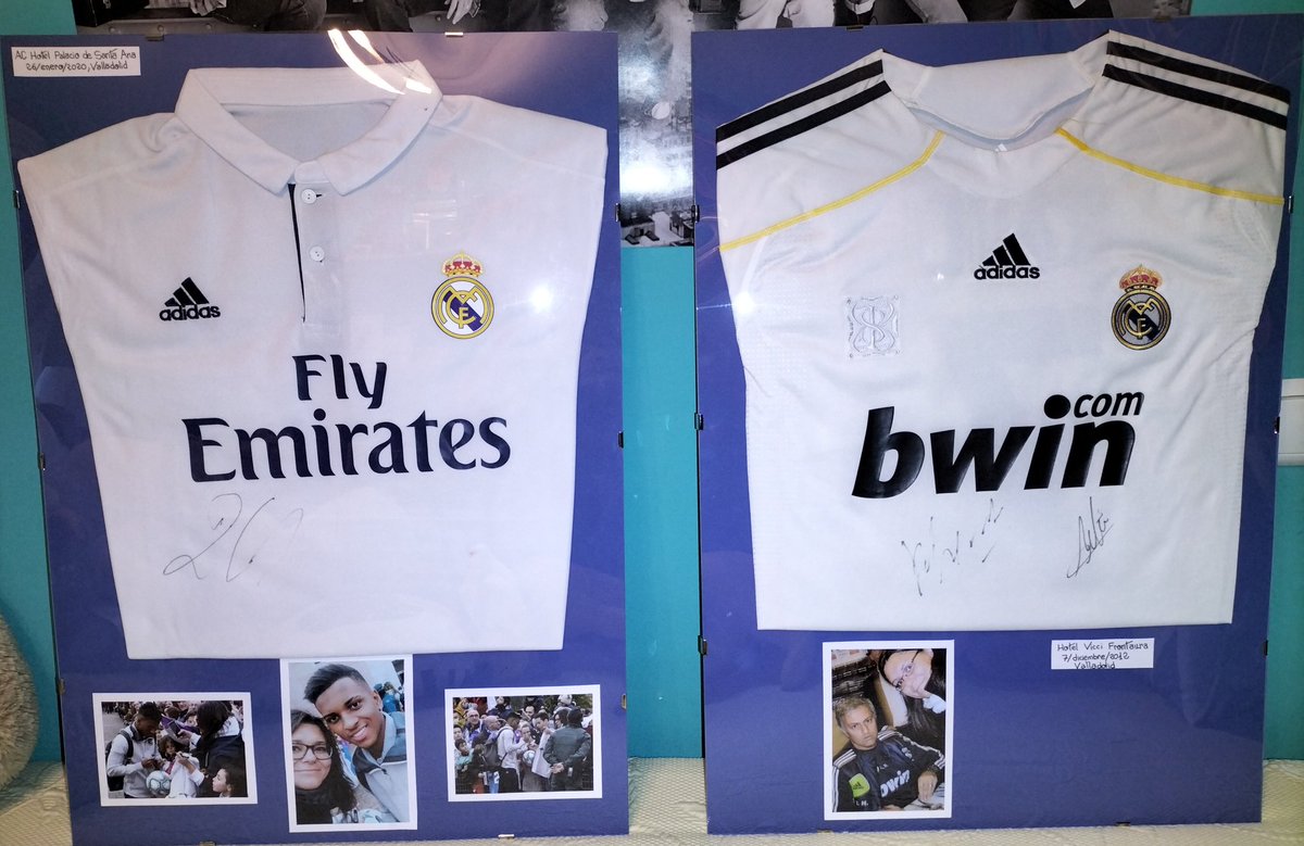 SoySaralarala's tweet image. Pues ya estarían, por fin, mis camisetas firmadas enmarcadas. Muchísimas gracias a @perifollogarcia por ayudarme y regalarme su idea, eres una gran persona y un muy buen madridista, no cambies nunca y #Halamadrid 💜 @realmadrid @RodrygoGoes #Enero2020 #Mourinho #Diciembre2012