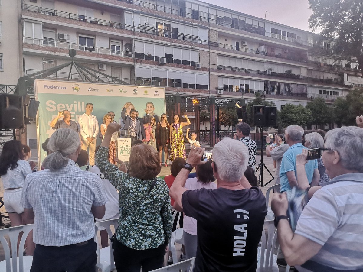 iusevillaciudad's tweet photo. ‼️ Nuestro candidato @ismaelsc_ y los compañeros de la confluencia han cerrado el quinto día de campaña con los vecinos y vecinas de #Alcosa, un barrio obrero acostumbrado a conquistar sus derechos a base de muchas luchas en la calle.

#SevillaEresTú https://t.co/zNTJuBWhG4