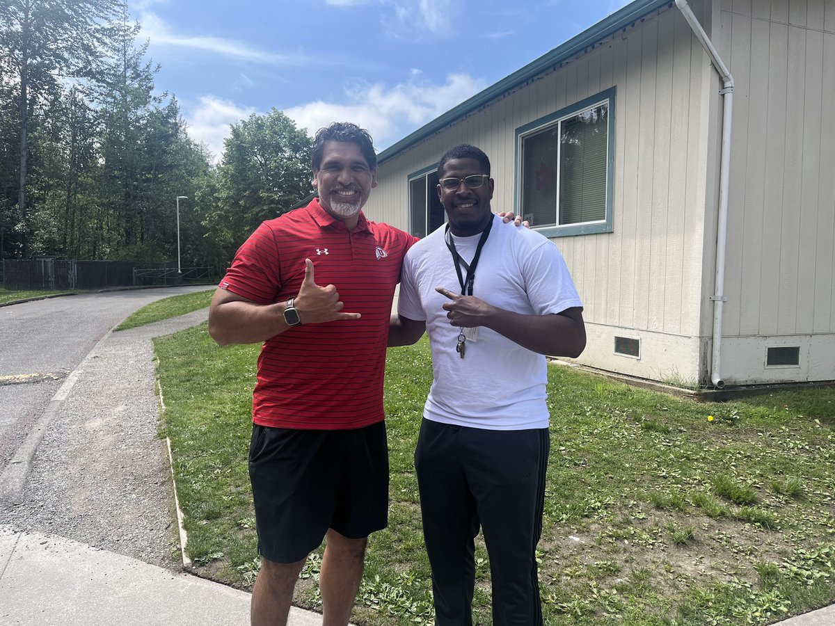 THE PAC12 CHAMPS @Utah_Football were in the Building today! Huge thanks to coach @bigfam94 for stopping by the MUK and talking recruits! Coach energy was great and I truly appreciate our time meeting! #Utes #GoKnights @PlayTheNextPlay