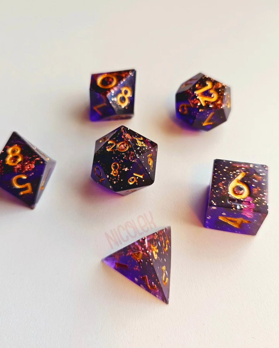 The second attempt to dice making... this time Essek inspired set 💜
.
#epoxyresin #epoxyart #artistsontwitter #dicegoblin #criticalrole #CriticalRoleArt #essekthelyss #artcraft  #rpgdice #DIY