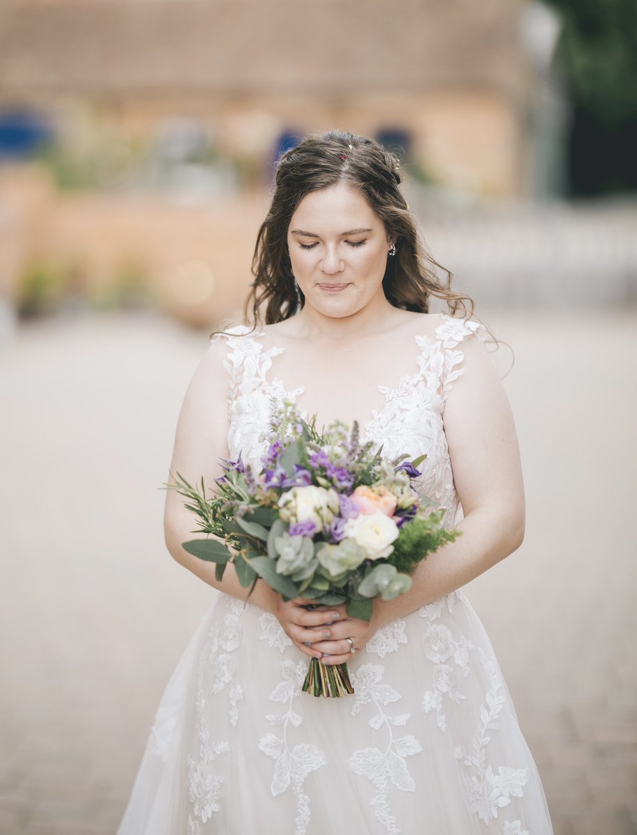 MissEllieCole's tweet photo. T H E  B R I D E ✨
Using @AirbaseMakeUp 
#airbrushmakeup #makeupartist #makeup #bridalmakeup #wedding #allthingsbridal #bride https://t.co/dnhXsDrcXd