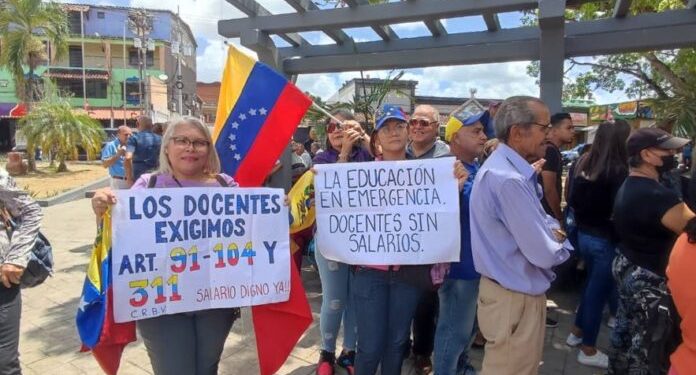 Educadores, jubilados y pensionados de Monagas exigen salario digno: ¿Cómo hacemos para comprar medicinas, comida?.
Personal activo de la de la educación, jubilados y otros gremios de profesionales, volvieron a salir a las calles de Monagas.  bit.ly/3MccTUF