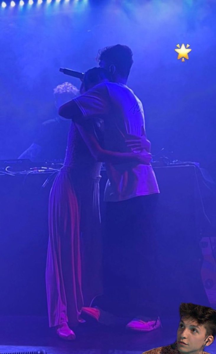 _whereverillgo's tweet image. IO ME LO IMMAGINO COSÌ SOTTO AL PALCO