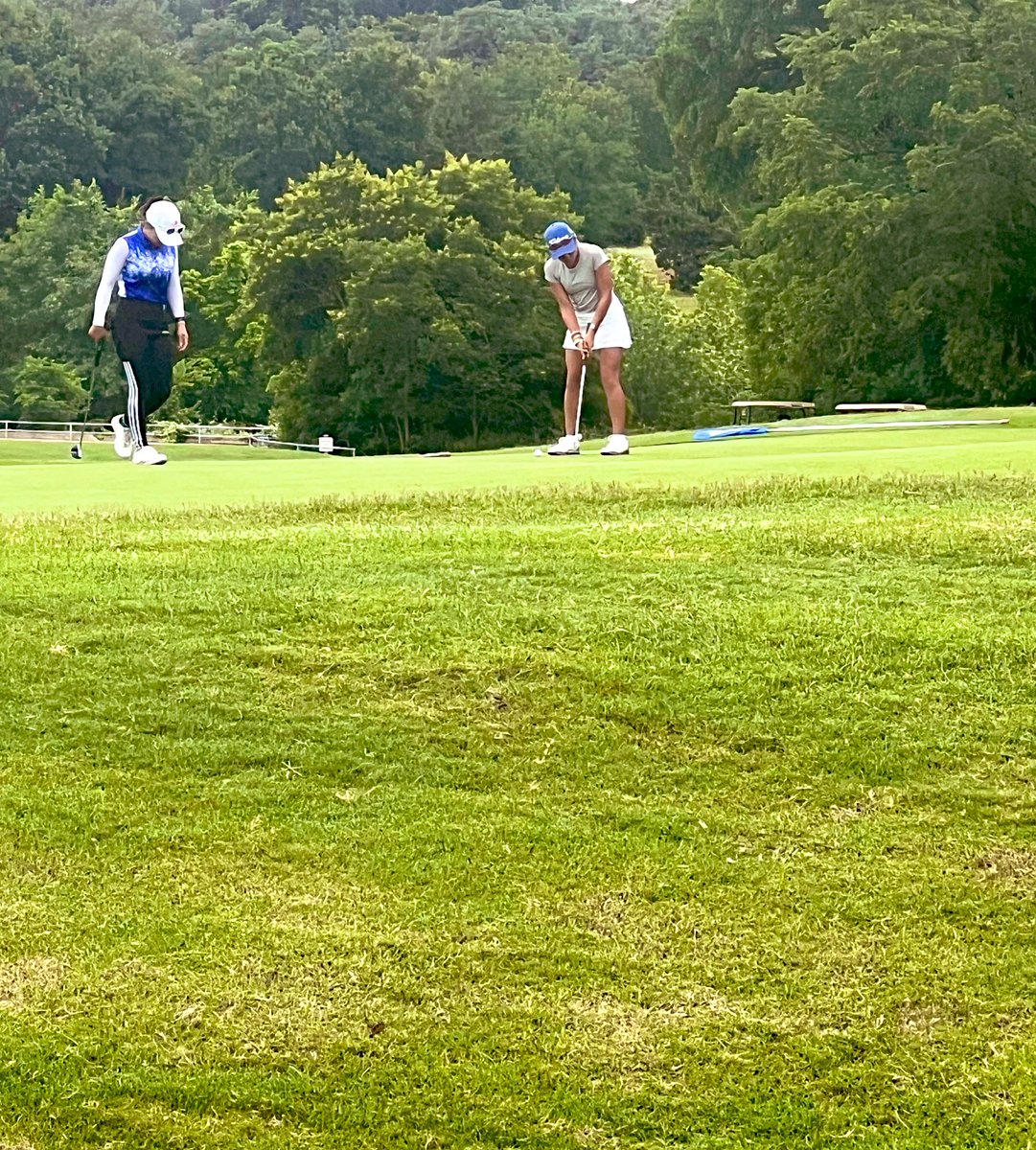 Congratulations Makena on a fantastic year. She finished her last hole with a birdie! It was also awesome to was witnessing the support of her family and extended family. What an entourage! An additional bonus was to see alumni Amy Moon! Go Blue 💙
