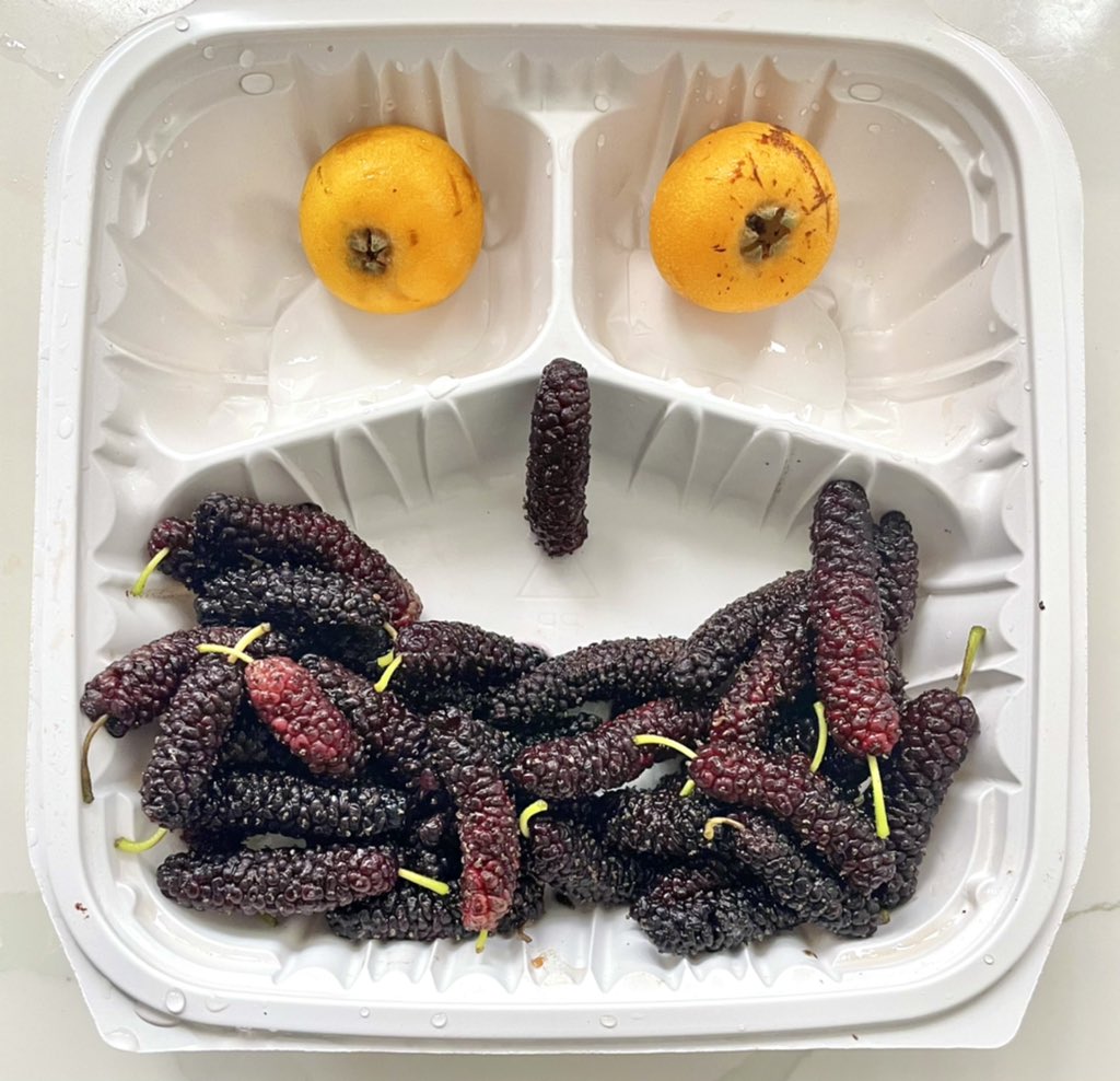 Loquat + mulberry = happy ensemble 😀 P.S. The container was overflowing 3 minutes prior 😅 #HealthyEating #HealthyLiving