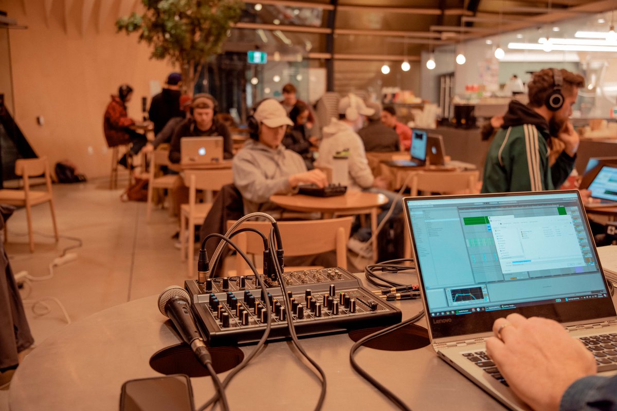 ellenfinds's tweet photo. Loop Sessions Vancouver #vancouver #yvr #loopsessions #lsv https://t.co/CnyIENM7oI