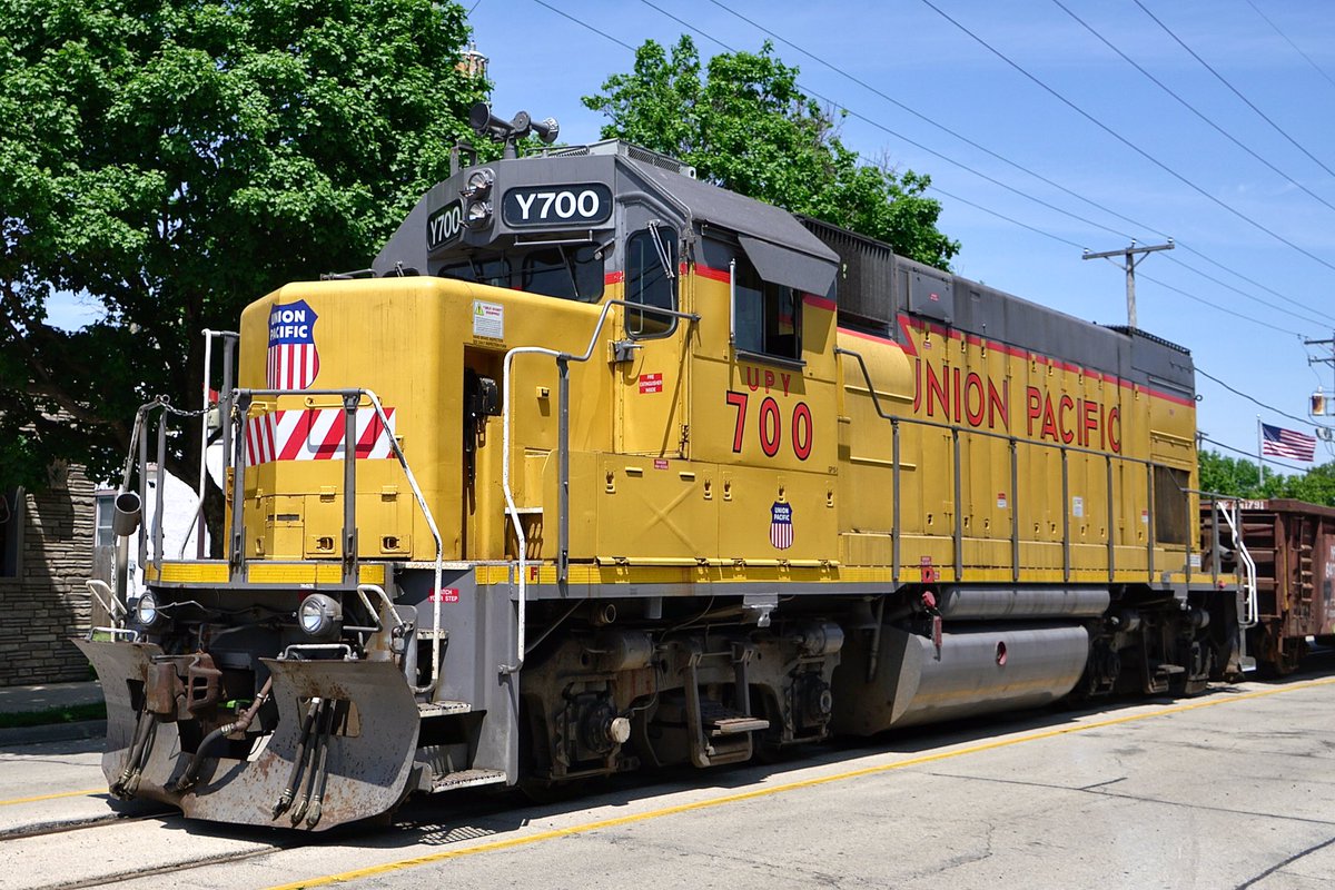 johnmorgan726's tweet photo. Outside @MarysPlaceBar in #RockfordIllinois #UnionPacific #Y700 #GP151. #UPY700 #LocomotivesInPics https://t.co/tduwWLbB2C